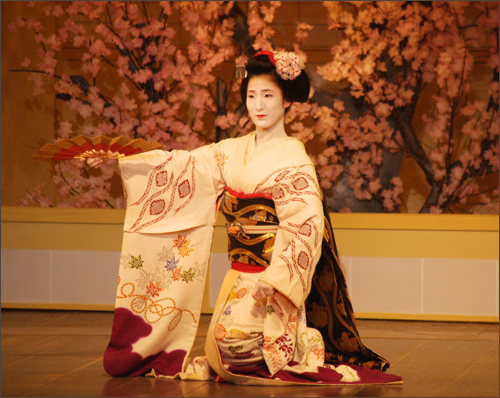 geisha đang múa